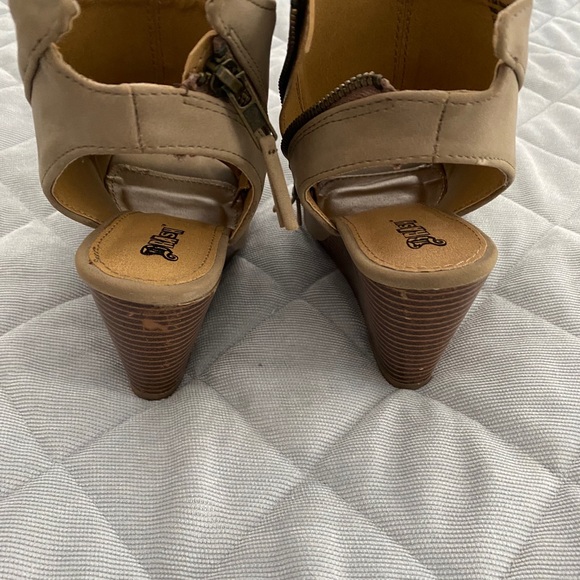 Tan suede Brash open toe bootie. Size 6 - Picture 4 of 8